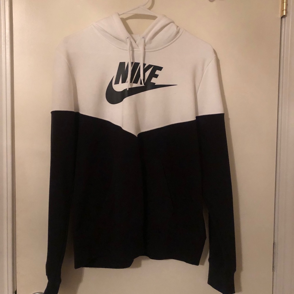 Black/White Nike Hoodie. Only worn once!